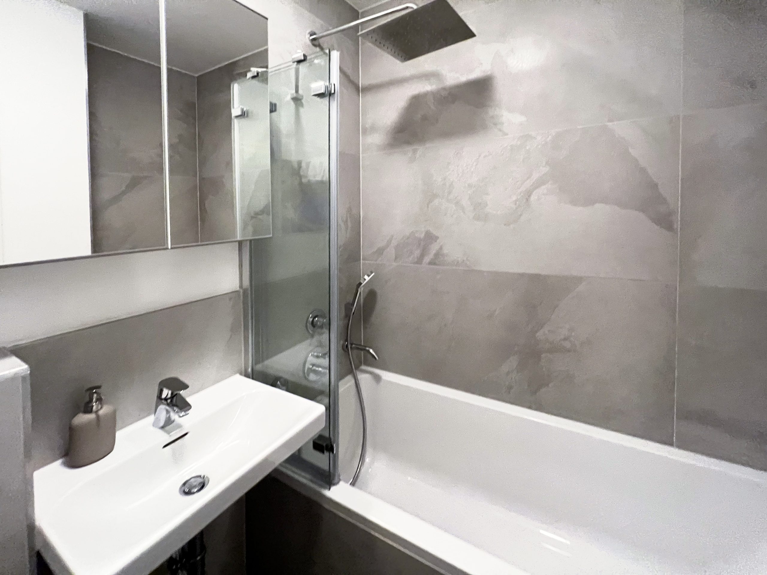 City-Supreme Apartment mit 2 Schlafzimmer und Wohnzimmer (2)